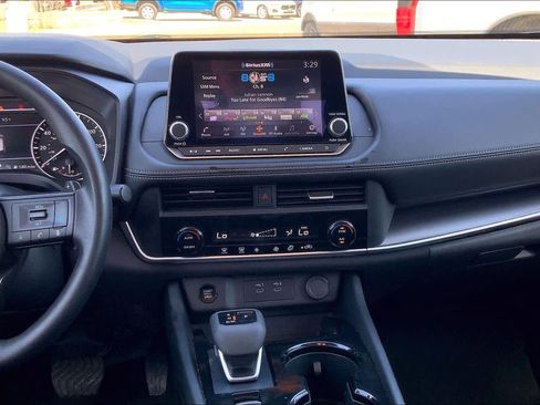 Used 2024 Nissan Rogue SV image 7