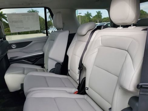 New 2025 Lincoln Navigator Reserve AWD/4WD image 12