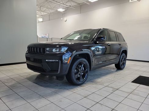New 2026 Jeep Grand Cherokee Limited w/ Limited Altitude Package AWD/4WD image 2