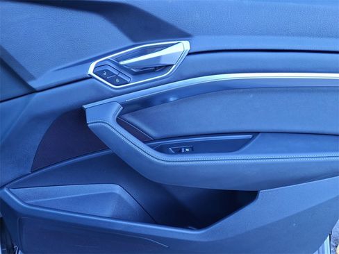 Used 2022 Audi e-tron Premium w/ Convenience Plus Package image 17