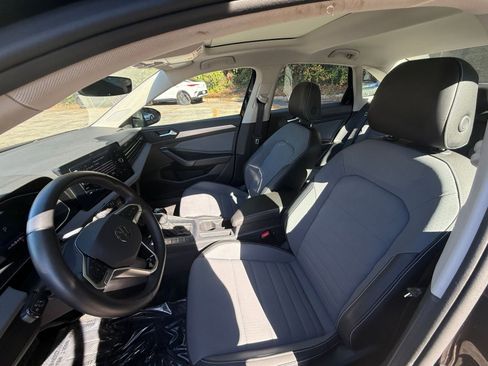 Used 2025 Volkswagen Jetta SE image 36