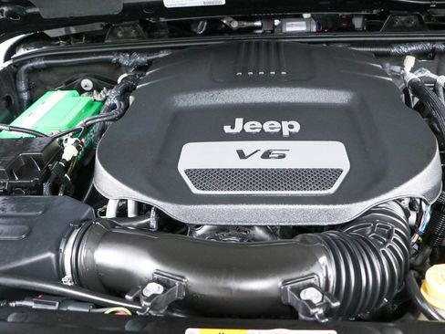 Used 2016 Jeep Wrangler Unlimited Sahara w/ Dual Top Group AWD/4WD image 28