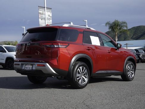 Used 2024 Nissan Pathfinder SL w/ Black Appearance Package image 4