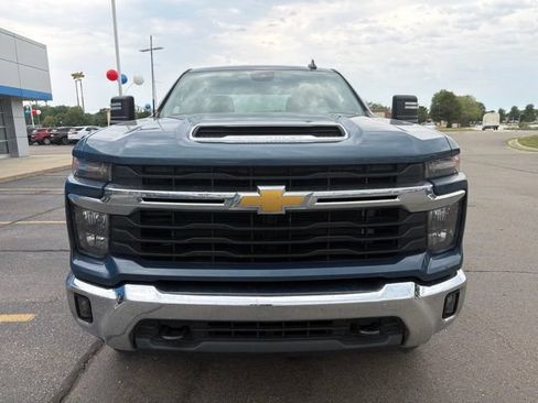 Used 2024 Chevrolet Silverado 2500 LT AWD/4WD image 2