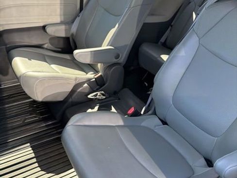 Used 2021 Toyota Sienna XLE w/ XLE Plus Package image 9