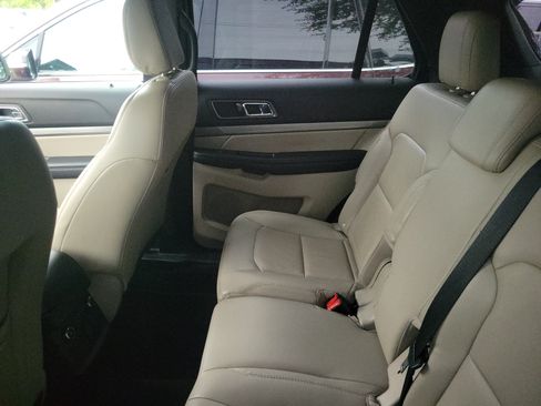 Used 2018 Ford Explorer XLT w/ Equipment Group 202A FWD image 6