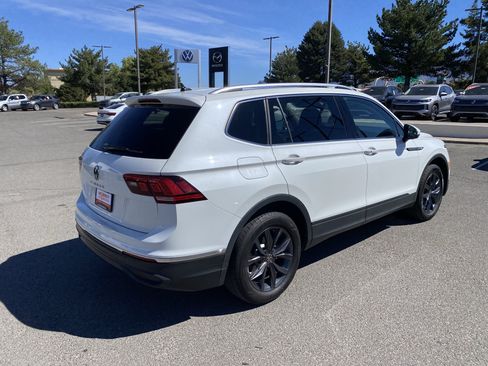 Used 2023 Volkswagen Tiguan SE w/ Panoramic Sunroof Package FWD image 44