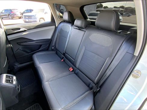 Used 2023 Volkswagen Taos SE w/ Panoramic Sunroof Package FWD image 21