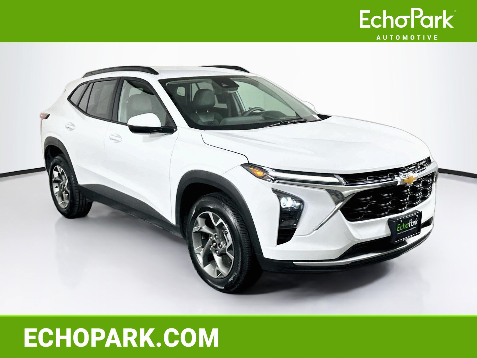 Used 2025 Chevrolet Trax LT FWD image 1