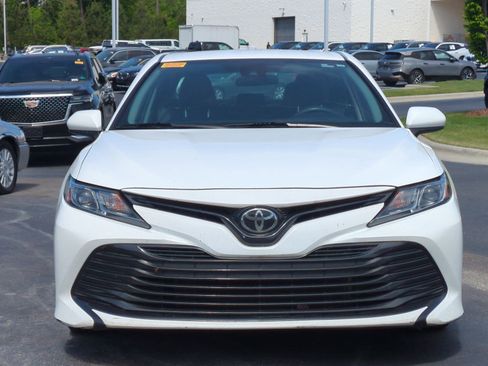 Used 2018 Toyota Camry LE image 3