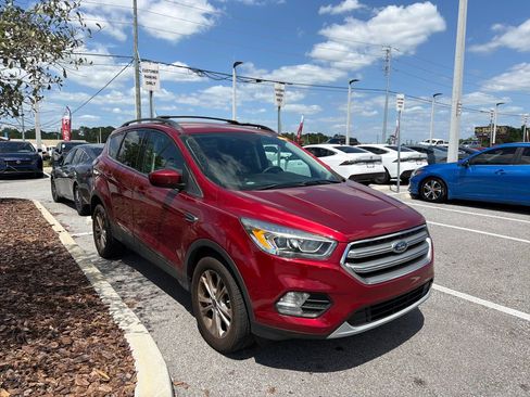 Used 2017 Ford Escape SE w/ Equipment Group 201A image 3