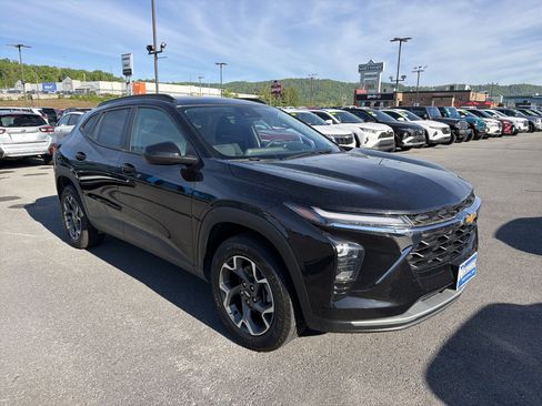 Used 2024 Chevrolet Trax LT FWD image 3