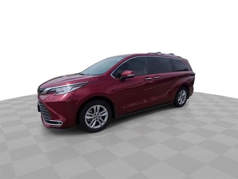 Used 2023 Toyota Sienna Limited FWD image 4