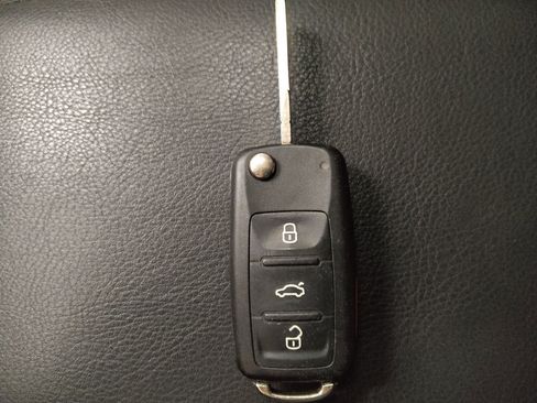 Used 2015 Volkswagen Eos Final Edition FWD image 32