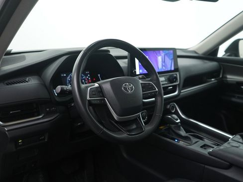 Used 2025 Toyota Grand Highlander AWD image 16