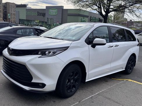 Used 2026 Toyota Sienna XLE Woodland Edition AWD/4WD image 3