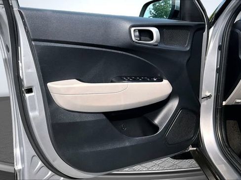 Used 2024 Hyundai Venue SEL FWD image 18