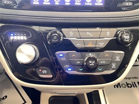 Used 2019 Chrysler Pacifica Limited image 33