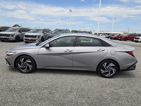 Used 2025 Hyundai Elantra Limited FWD image 4