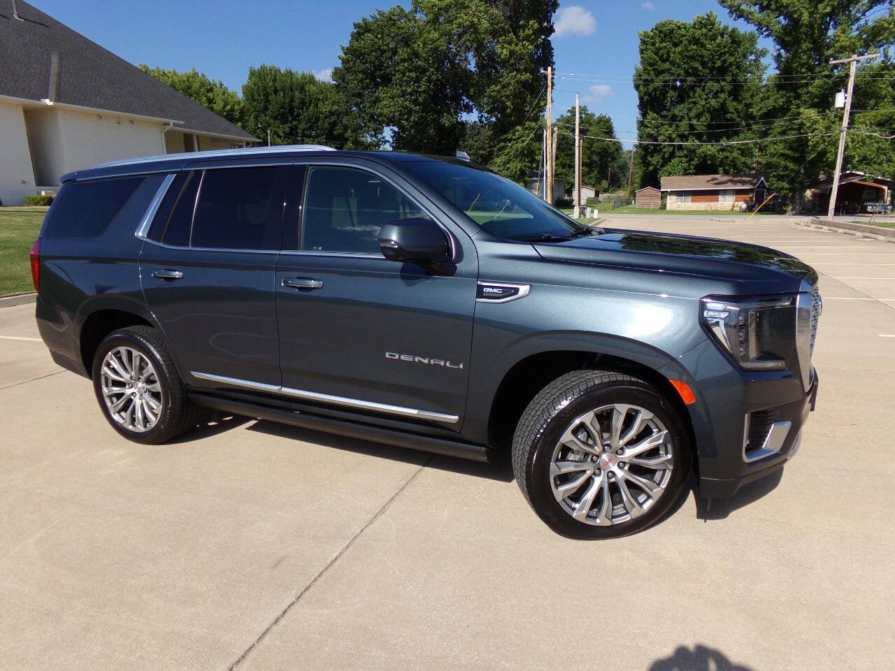 Used 2021 GMC Yukon Denali w/ Denali Ultimate Package AWD/4WD image 3
