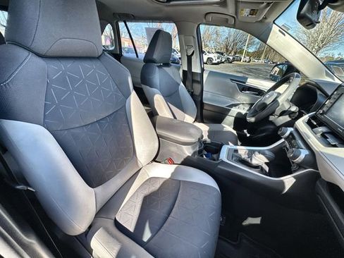 Used 2020 Toyota RAV4 XLE image 33