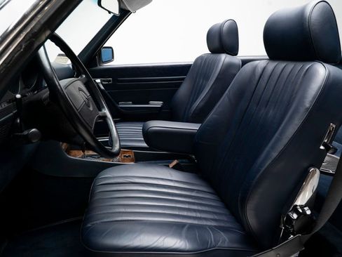 Used 1988 Mercedes-Benz 560 SL image 3