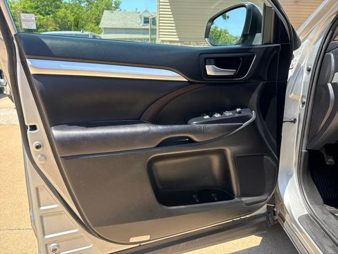 Used 2019 Toyota Highlander XLE AWD/4WD image 9