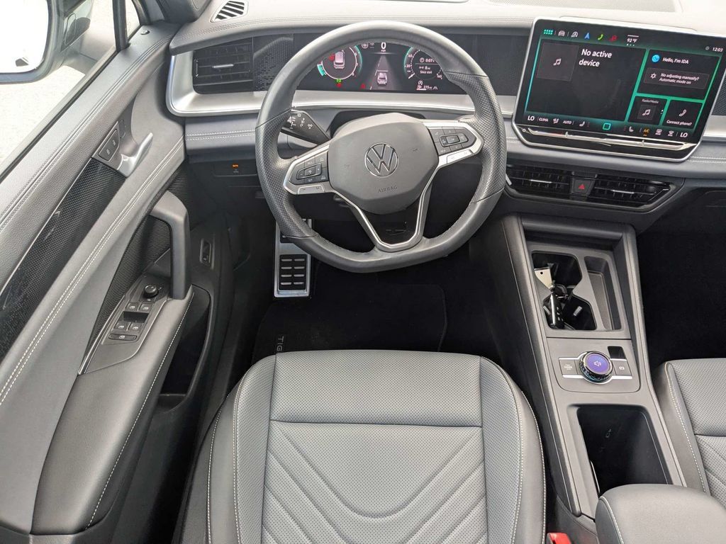 Certified 2025 Volkswagen Tiguan SE R-Line AWD/4WD image 22