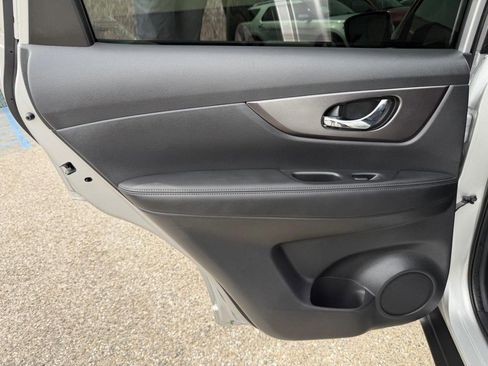 Used 2016 Nissan Rogue SV image 38