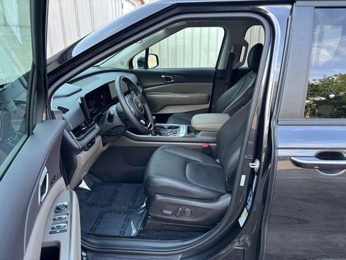 Used 2025 Kia Carnival EX FWD image 3