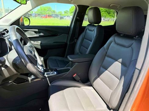 Used 2021 Chevrolet TrailBlazer LT w/ Premium Seating Package FWD image 17