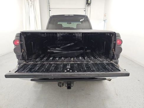 Used 2004 GMC Sierra 2500 SLT w/ Heavy-Duty Power Package image 28