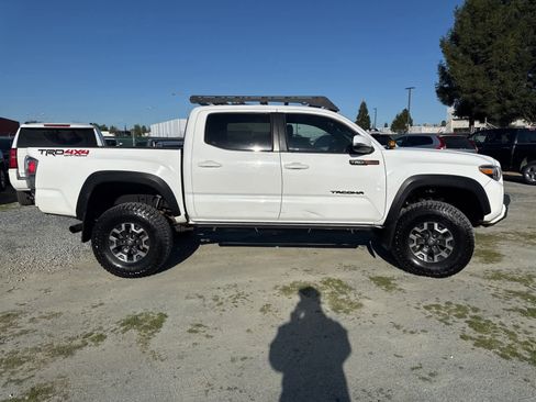 Used 2020 Toyota Tacoma TRD Off-Road w/ Technology Package image 4