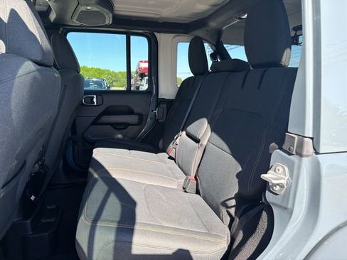 Used 2025 Jeep Wrangler Unlimited Sahara AWD/4WD image 35