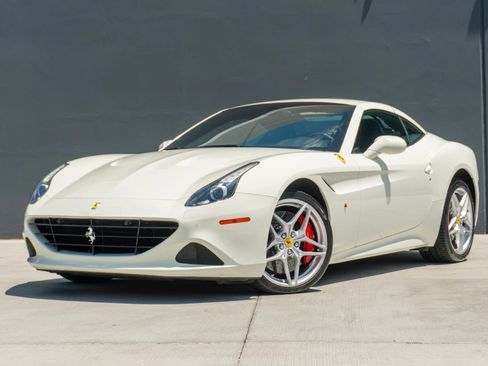 Used 2017 Ferrari California T RWD image 3