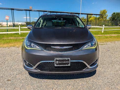 Used 2020 Chrysler Pacifica Limited FWD image 2