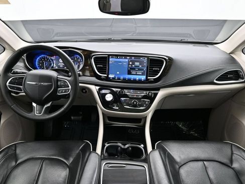 Used 2023 Chrysler Pacifica Limited FWD image 12