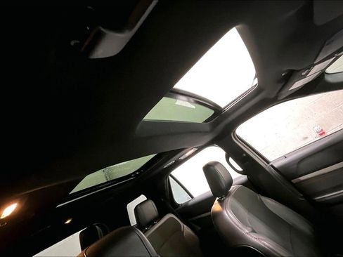 Used 2018 Ford Explorer XLT w/ XLT Appearance Package image 27