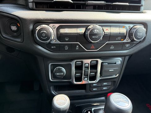 Used 2025 Jeep Gladiator Sport AWD/4WD image 19