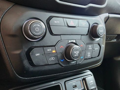 Used 2018 Jeep Renegade Sport w/ Power & Air Group image 37