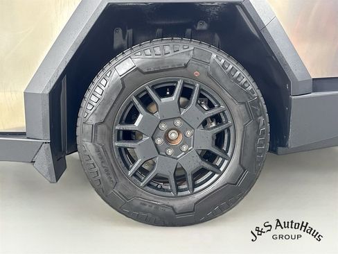 Used 2024 Tesla Cybertruck AWD Crew Cab image 39