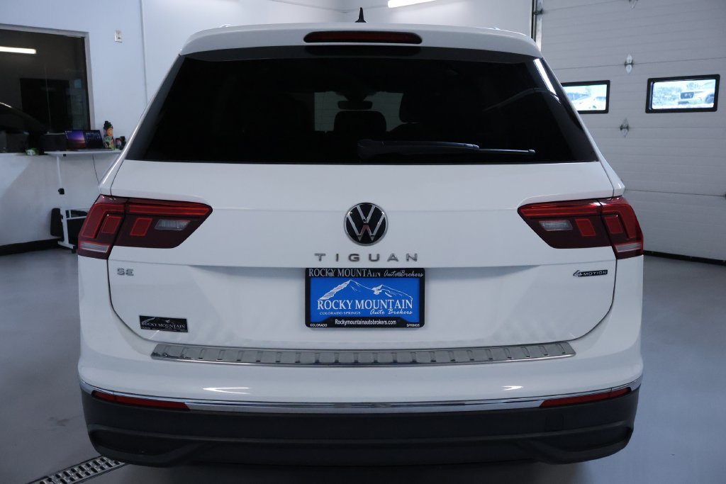 Used 2024 Volkswagen Tiguan SE w/ Panoramic Sunroof Package AWD/4WD image 7