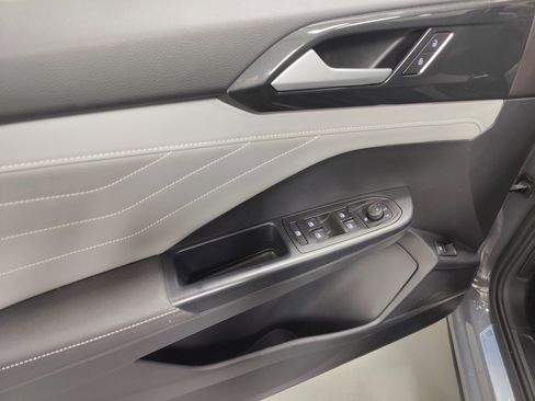 Used 2024 Volkswagen Taos SEL image 29