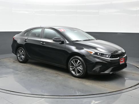 Used 2023 Kia Forte LXS w/ LXS Technology Package FWD image 8
