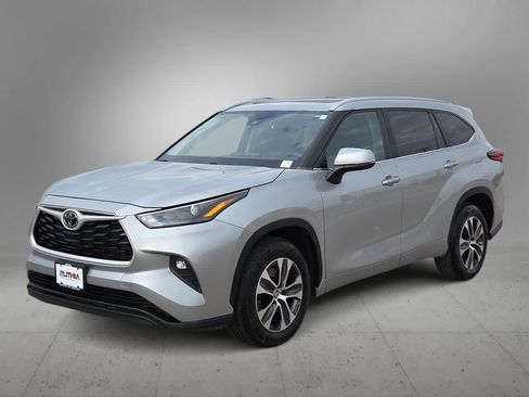 Used 2023 Toyota Highlander XLE FWD image 1