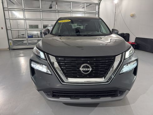 Used 2023 Nissan Rogue SV image 2