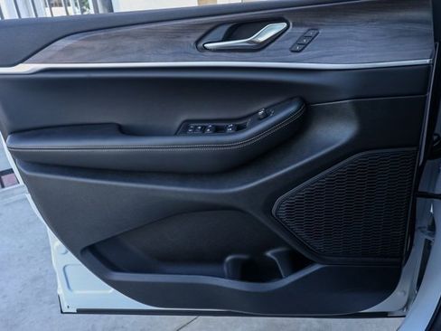 New 2025 Jeep Grand Cherokee Limited w/ Luxury Tech Group II image 23