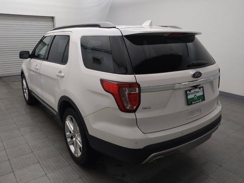 Used 2017 Ford Explorer XLT w/ Equipment Group 202A FWD image 5