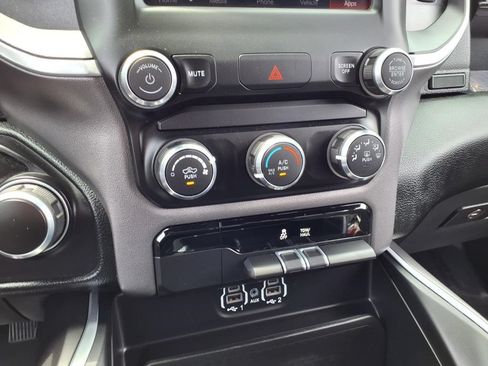 Used 2022 RAM 1500 Big Horn AWD/4WD image 9