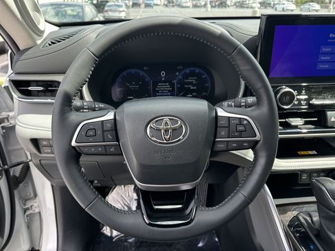 Used 2024 Toyota Highlander Limited image 18